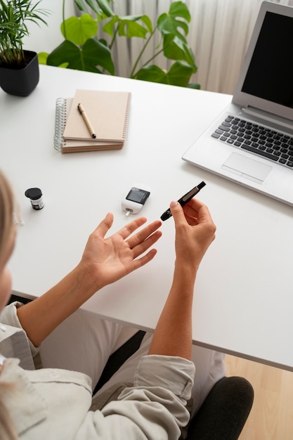 Diabetiker überprüft seinen Glukosespiegel