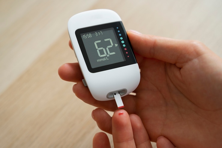 Kostenlose Foto diabetikerin von oben, die ihren glukosespiegel überprüft