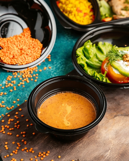 Diät Essen Linsensuppe auf einer Tafel