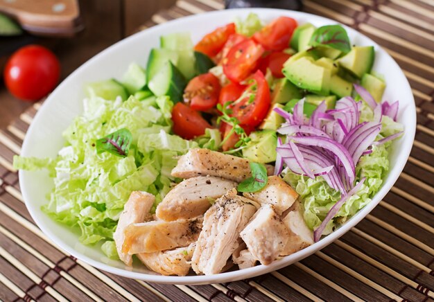 Diätsalat mit Huhn, Avocado, Gurke, Tomate und Chinakohl