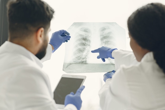 Diagnose zur Teamaufgabe machen. Ärzte betrachten das Röntgenbild des Patienten.