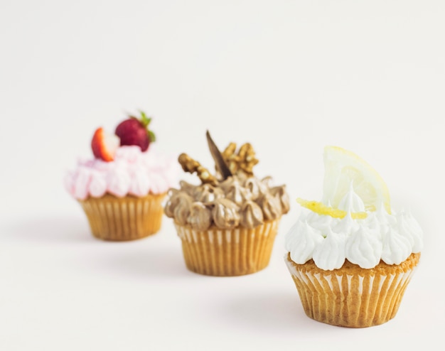 Diagonale leckere Cupcakes mit verschiedenen Geschmacksrichtungen