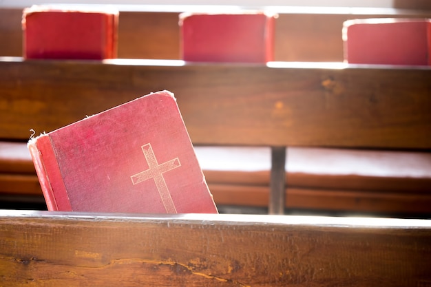 Kostenloses Foto die alten roten bücher oder rote anbetung songbücher in der kirche