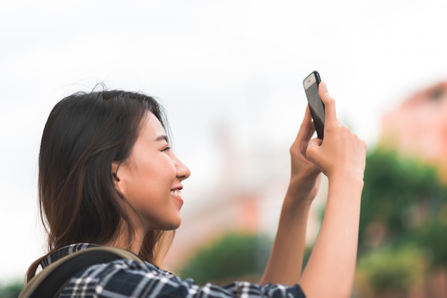 Die asiatische Frau Blogger des Reisendenwanderers, die Ferienreise an erstaunlichem Grenzstein verbringt, genießen ihre Reise