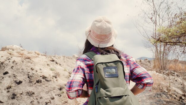 Die asiatische Wandererfrau des Wanderers, die zur Spitze des Berges geht, Frau genießen ihre Feiertage auf dem wandernden Abenteuer, das Freiheit glaubt.