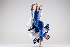 Die beiden judokas-kämpfer kämpfen gegen männer