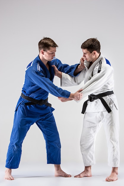 Kostenloses Foto die beiden judokas-kämpfer kämpfen gegen männer