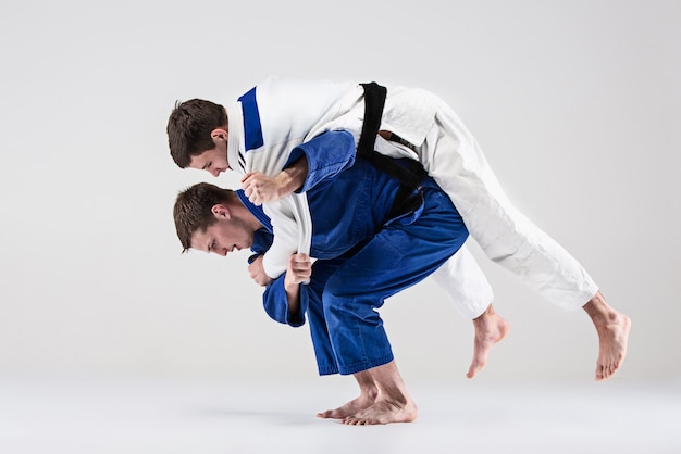 Kostenloses Foto die beiden judokas-kämpfer kämpfen gegen männer