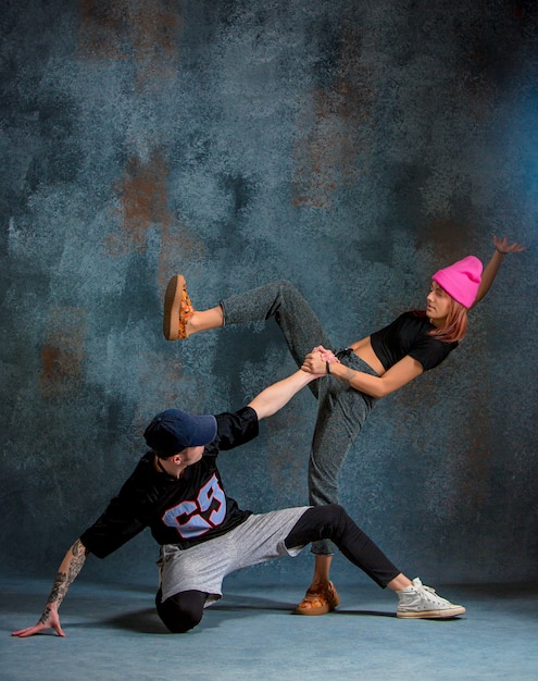 Die beiden jungen Mädchen und Jungen tanzen Hip Hop im Studio