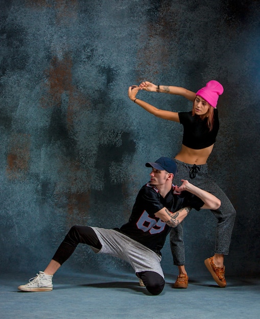 Die beiden jungen Mädchen und Jungen tanzen Hip Hop im Studio