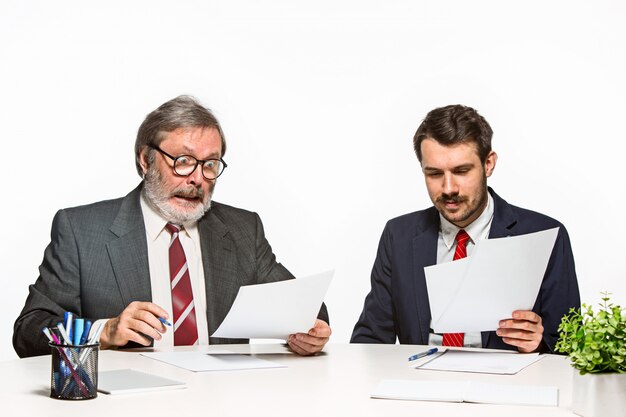 Die beiden Kollegen arbeiten im Büro im weißen Studio zusammen