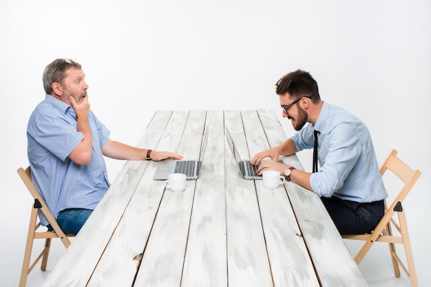 Die beiden Kollegen arbeiten im Büro zusammen