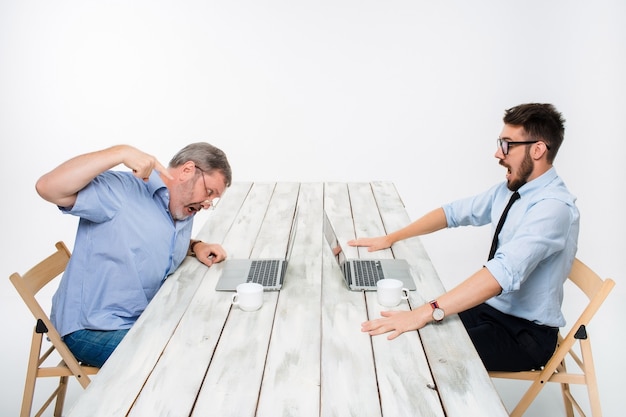 Kostenloses Foto die beiden kollegen arbeiten im büro zusammen