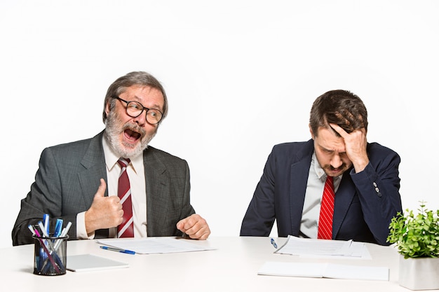 Die beiden Kollegen arbeiten im Büro zusammen.