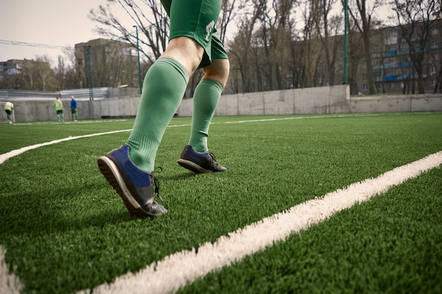 Kostenloses Foto die beine des fußballspielers