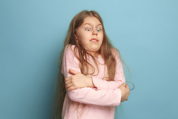 Die Überraschung. Teen Mädchen auf einem blauen. Gesichtsausdrücke und Menschen Emotionen Konzept