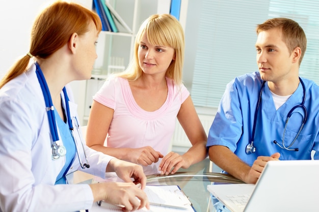 Kostenloses Foto die beschäftigten in der medizinischen klinik