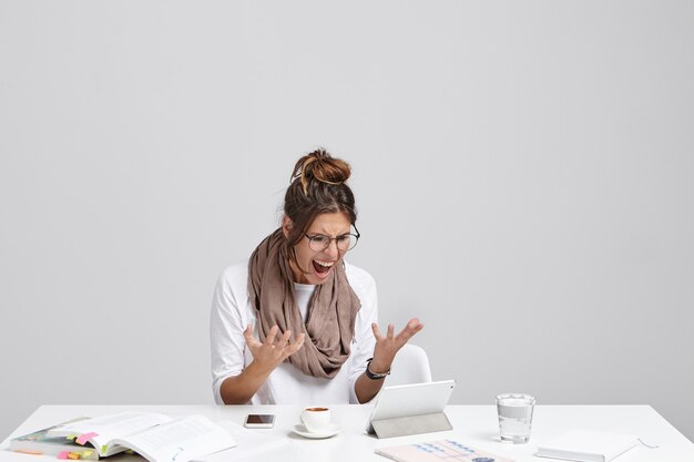 Die besorgte Frau schaut auf das Tablet und stellt fest, dass sie das Projekt nicht gespeichert hat und alles von Anfang an tun sollte