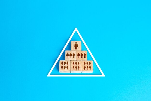 Die blockpyramide symbolisiert die hierarchie des organisationsmodells der gesellschaft. konformismus-system