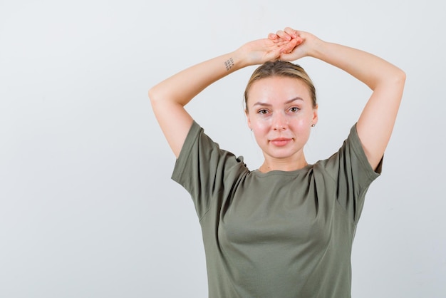 Kostenloses Foto die blonde frau hebt ihre hände auf weißem hintergrund