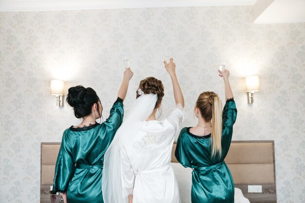 Die Braut und ihre Freunde feiern den Morgen des Hochzeitstags