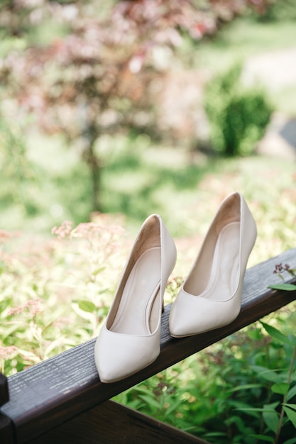 Die Brautschuhe liegen auf dem Balkon