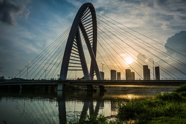 Die Brücke mit der Stadt