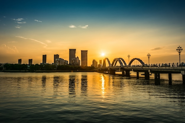 Die Brücke mit der Stadt