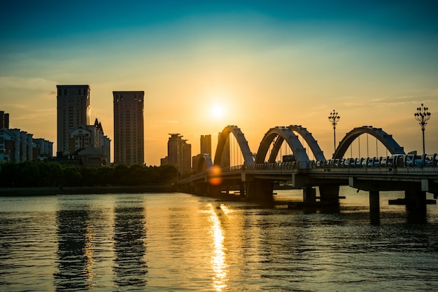 Die Brücke mit der Stadt