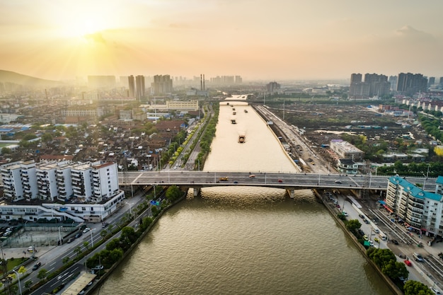 Die Brücke mit der Stadt