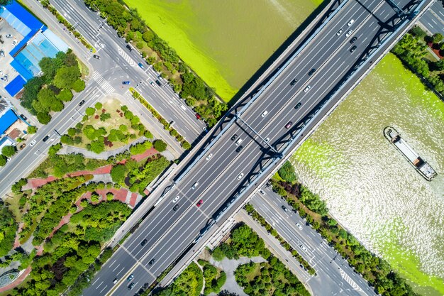 Die Brücke mit der Stadt