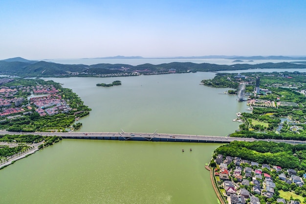 Kostenloses Foto die brücke mit der stadt