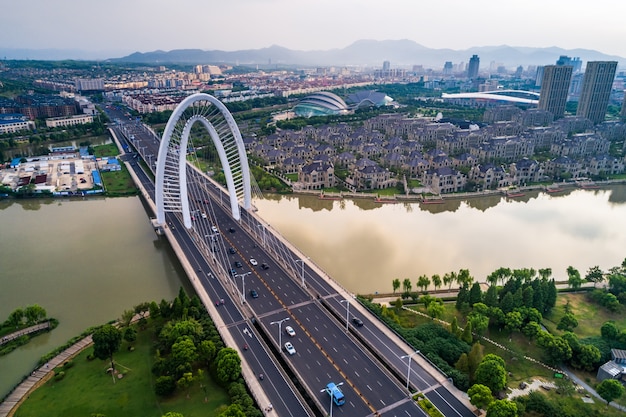 Die Brücke mit der Stadt