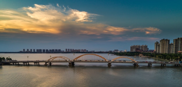 Die brücke mit der stadt