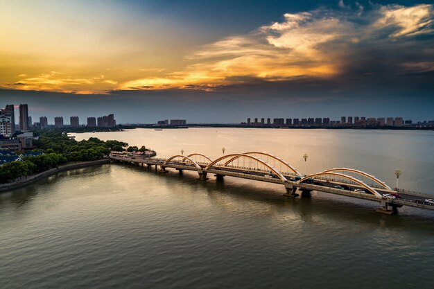 Die Brücke mit der Stadt