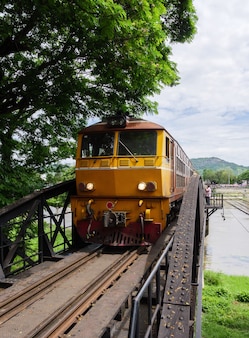 Die dieselelektrische lokomotive der s-bahn fährt vorsichtig durch die alte stahlbrücke