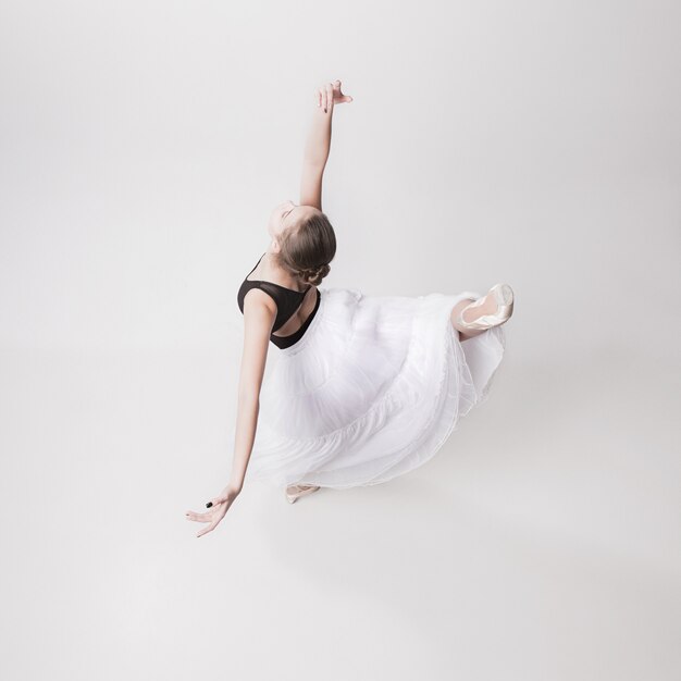 Die Draufsicht der jugendlich Ballerina auf Weiß