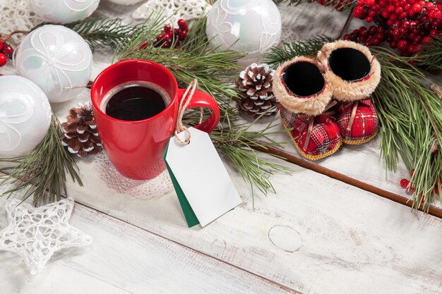 Die eine Tasse Kaffee auf dem Holztisch