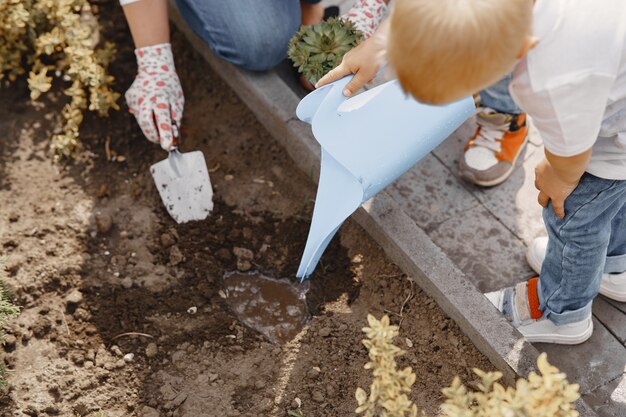 Die Familie arbeitet in einem Garten in der Nähe des Hauses