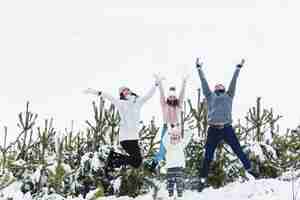 Kostenloses Foto die familie springend in winterwald