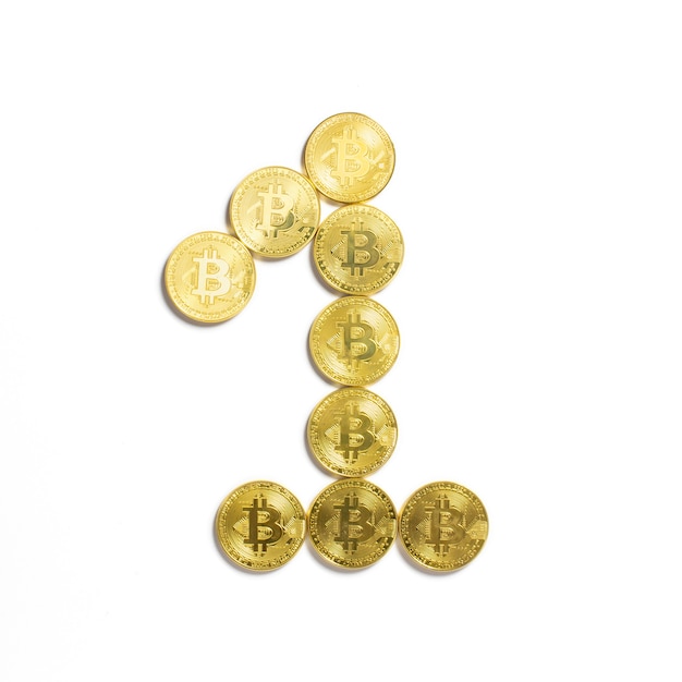Die Figur von 1 aus Bitcoin-Münzen ausgelegt und auf weißem Hintergrund isoliert