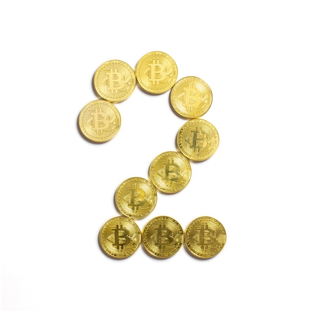 Die Figur von 2 aus Bitcoin-Münzen ausgelegt und auf weißem Hintergrund isoliert