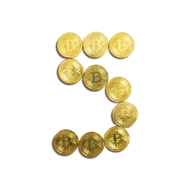 Die Figur von 5 aus Bitcoin-Münzen ausgelegt und auf weißem Hintergrund isoliert