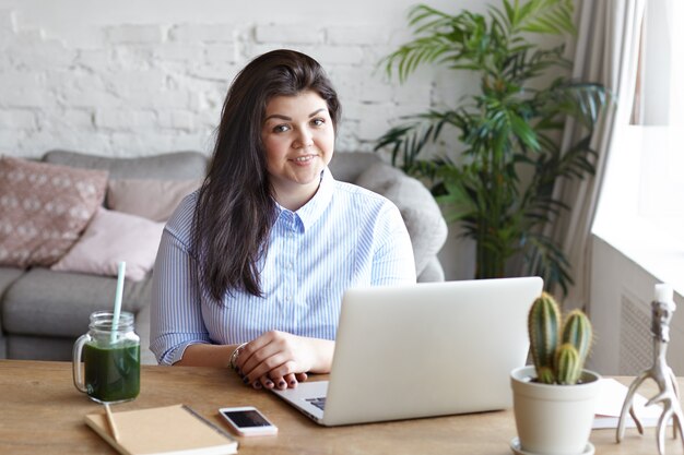 Die Frau arbeitet in einem modernen Arbeitsbereich