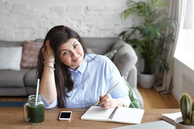 Die Frau arbeitet in einem modernen Arbeitsbereich