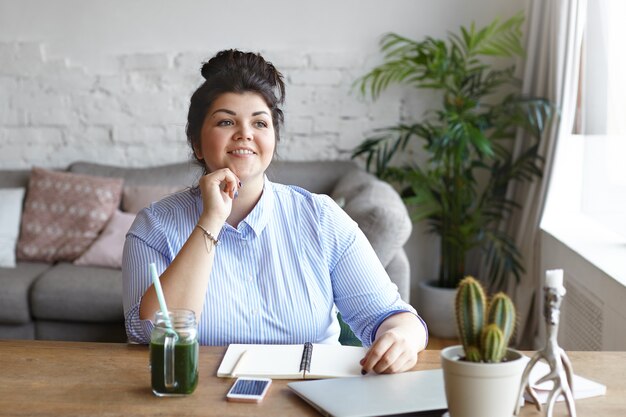 Die Frau arbeitet in einem modernen Arbeitsbereich