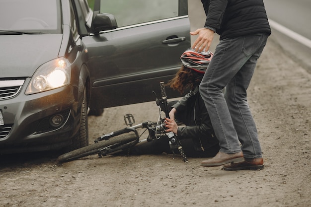 Kostenloses Foto die frau krachte ins auto. mädchen in einem helm.