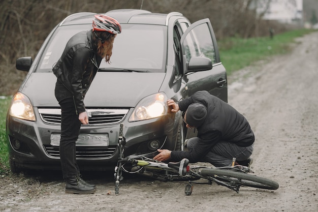 Die Frau krachte ins Auto. Mädchen in einem Helm.