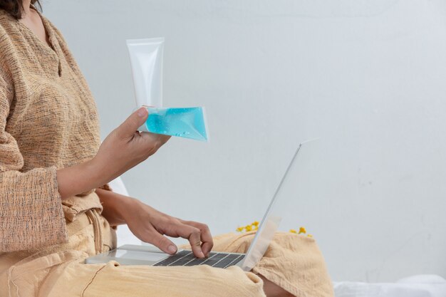 Die Frau wäscht sich während der Arbeit im Wohnzimmer mit Handgel