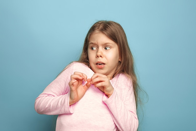 Die Furcht. Teen Mädchen auf einem blauen. Gesichtsausdrücke und Menschen Emotionen Konzept